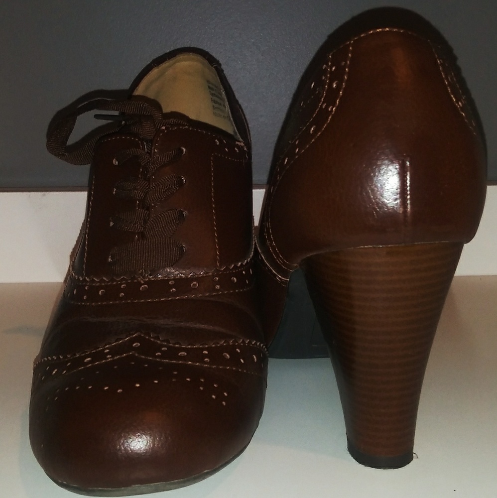 Vintage Round-Toe Lace up Booties